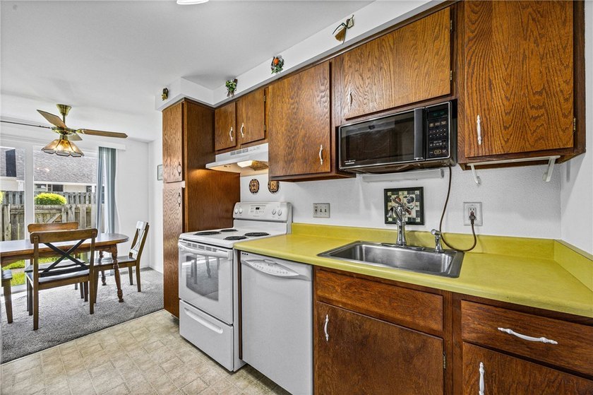 Adorable 2-bedroom, 1.5-bath end-unit condo in Webster offering - photo 12