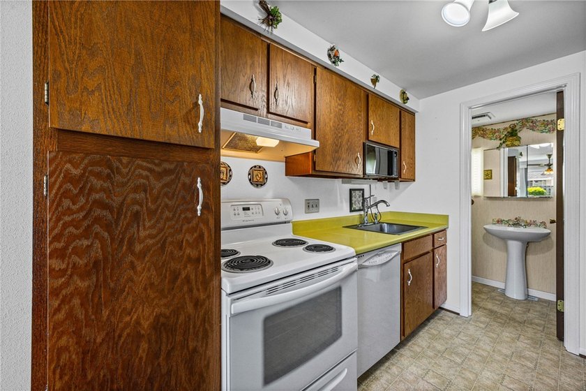Adorable 2-bedroom, 1.5-bath end-unit condo in Webster offering - photo 15