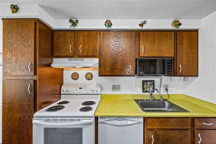 Adorable 2-bedroom, 1.5-bath end-unit condo in Webster offering - photo 16