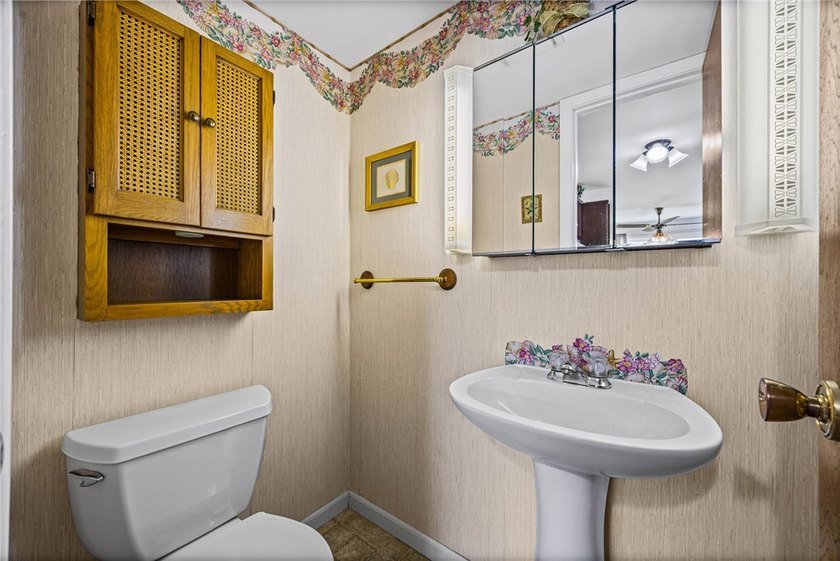 Adorable 2-bedroom, 1.5-bath end-unit condo in Webster offering - photo 17