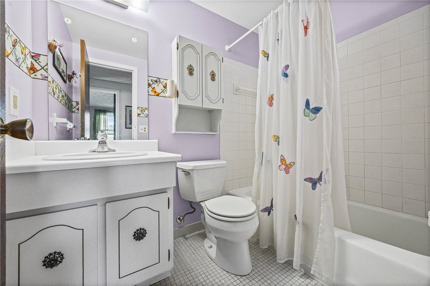 Adorable 2-bedroom, 1.5-bath end-unit condo in Webster offering - photo 21