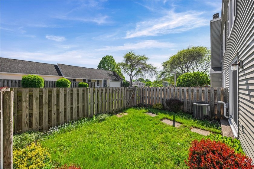 Adorable 2-bedroom, 1.5-bath end-unit condo in Webster offering - photo 28