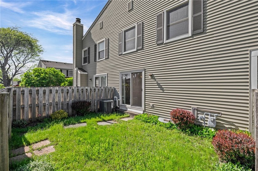 Adorable 2-bedroom, 1.5-bath end-unit condo in Webster offering - photo 29