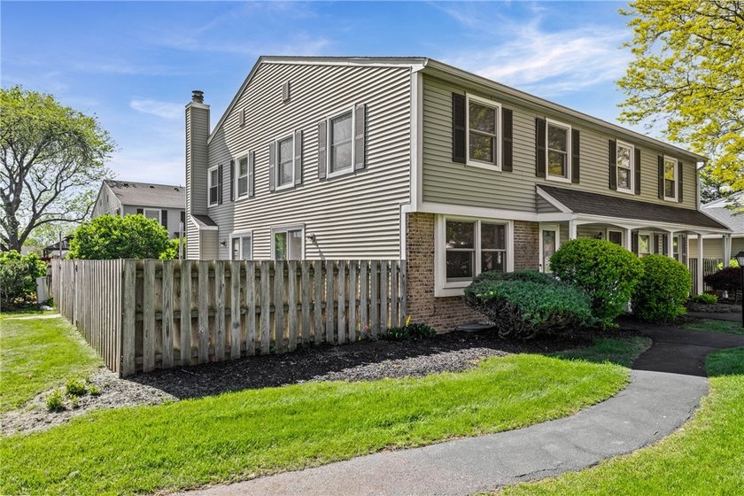 Adorable 2-bedroom, 1.5-bath end-unit condo in Webster offering - photo 30