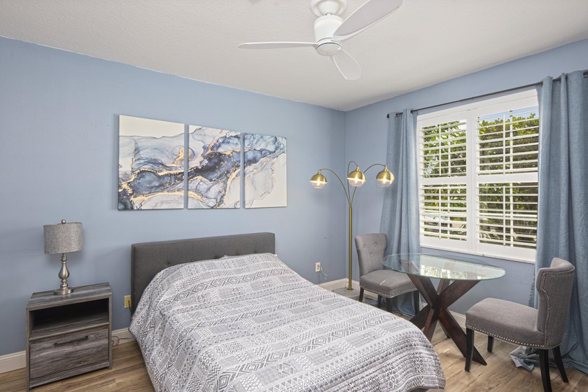 Welcome to this beautifully maintained turn-key three-story - photo 10