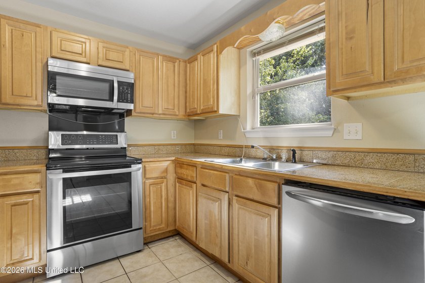 Welcome to this beautiful 4 - bedroom, 2 bath home located in - photo 12