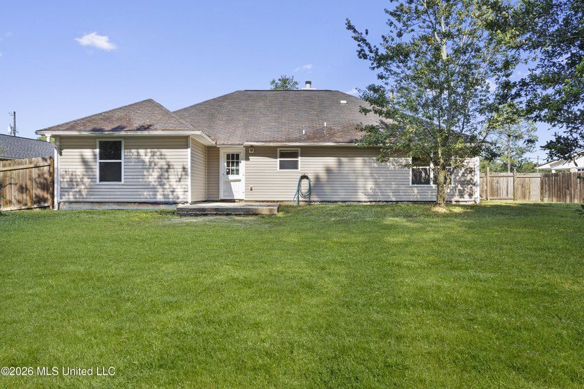 Welcome to this beautiful 4 - bedroom, 2 bath home located in - photo 24