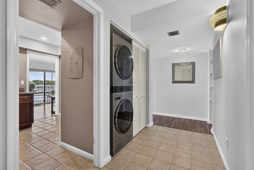 ACCEPTING BACK-UP OFFERS. Take Elevator t0 TOP FLOOR 2BR/2BA - photo 4