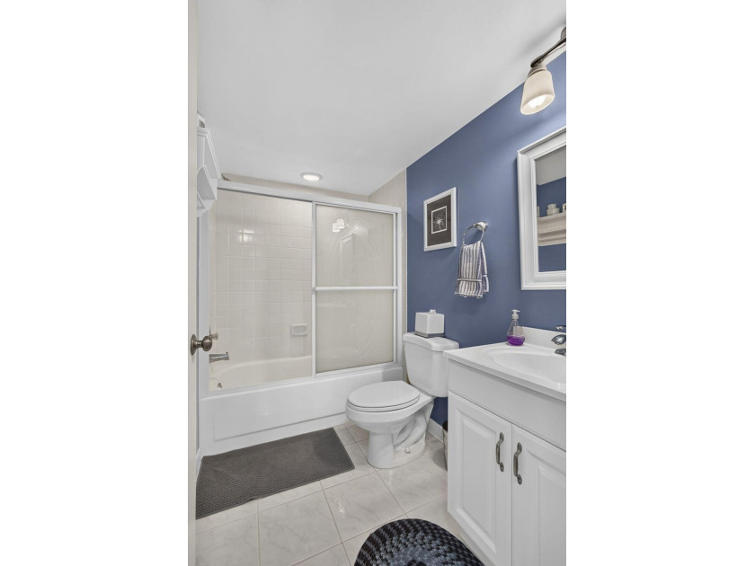 ACCEPTING BACK-UP OFFERS. Take Elevator t0 TOP FLOOR 2BR/2BA - photo 8