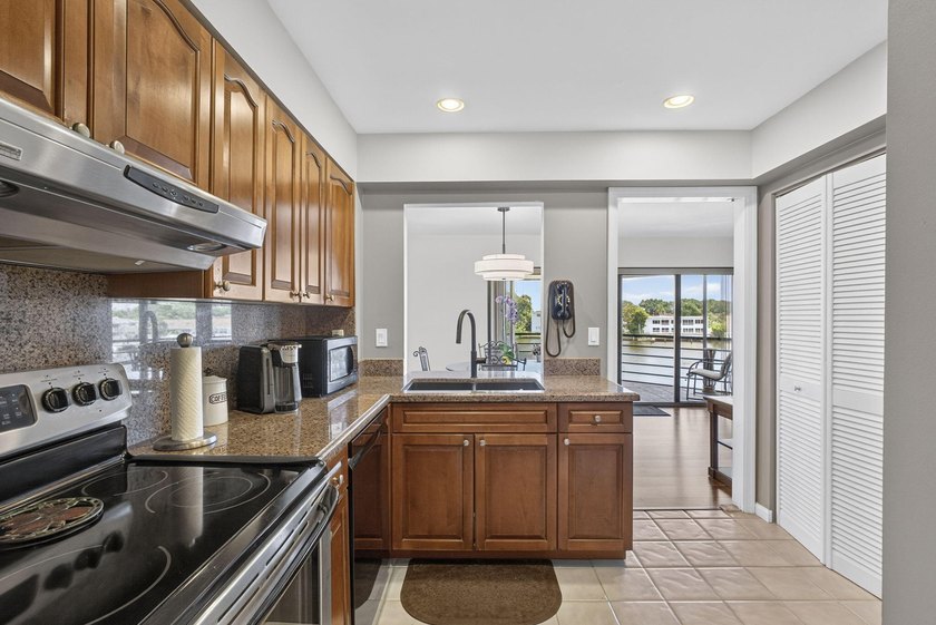 ACCEPTING BACK-UP OFFERS. Take Elevator t0 TOP FLOOR 2BR/2BA - photo 10