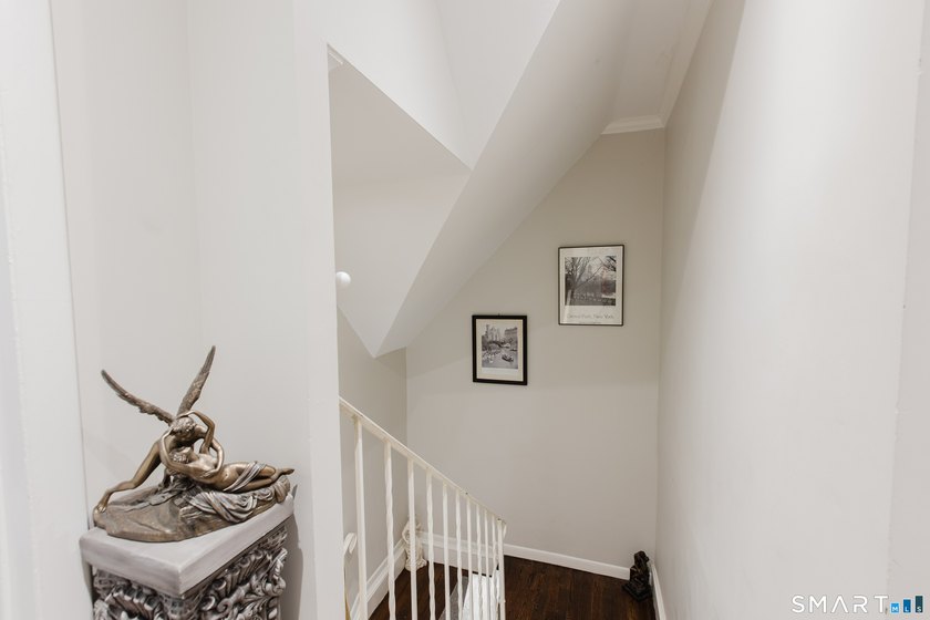 Unique Second-floor 3-Bed/2-Full Bath Townhome, the largest unit - photo 24