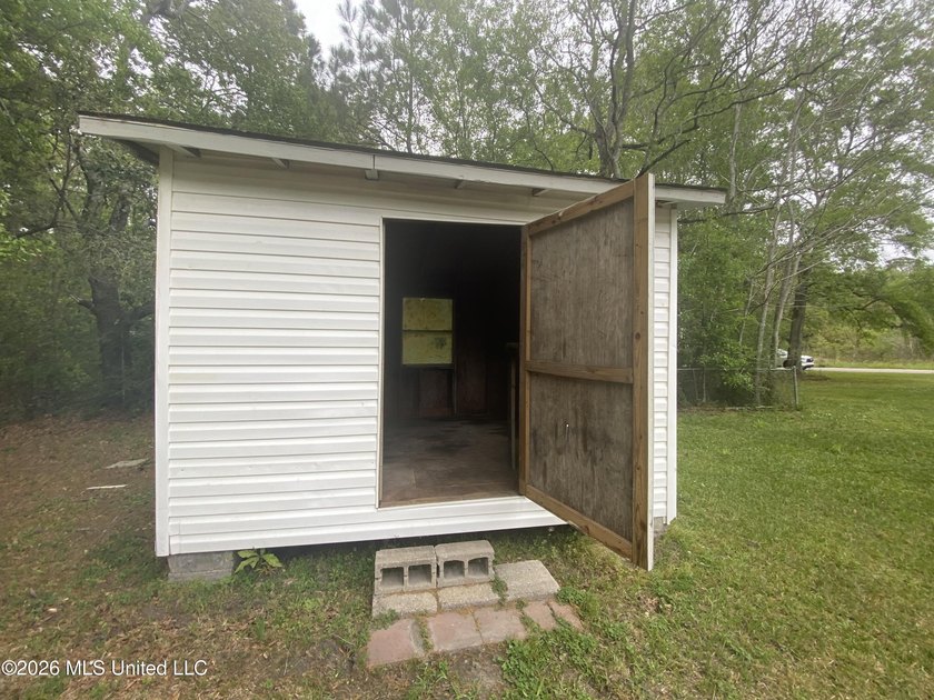 Great first time home buyer! This 3 BR 1 bath , Has a large - photo 11
