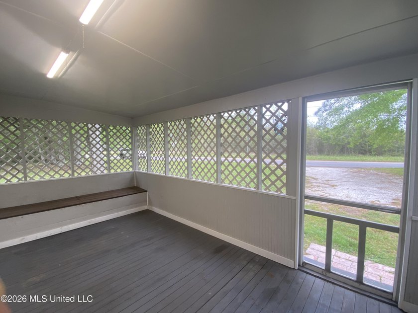 Great first time home buyer! This 3 BR 1 bath , Has a large - photo 16