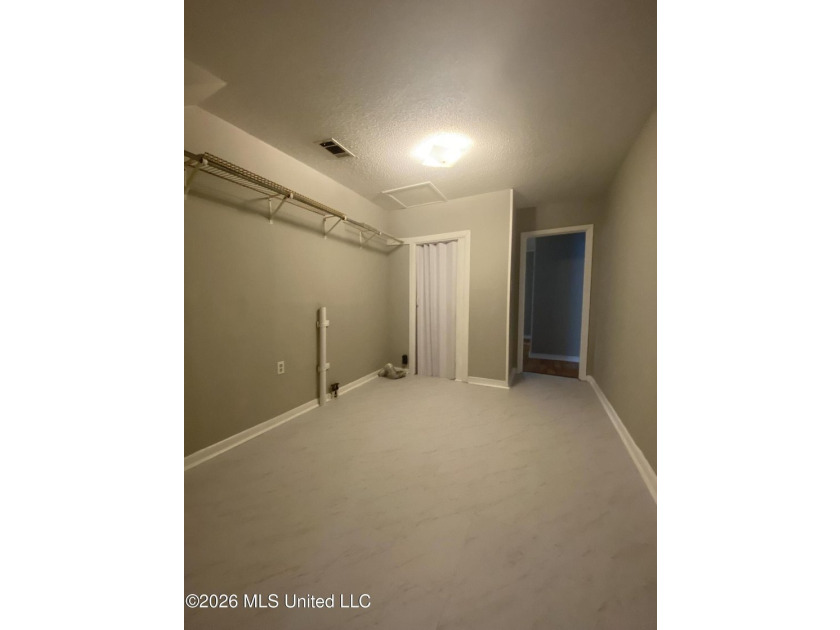 Great first time home buyer! This 3 BR 1 bath , Has a large - photo 29