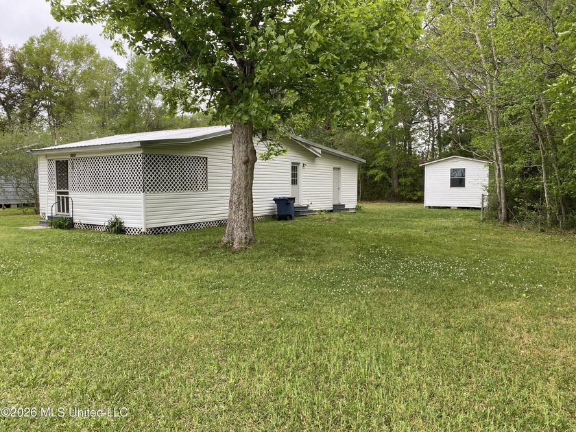 Great first time home buyer! This 3 BR 1 bath , Has a large - photo 32