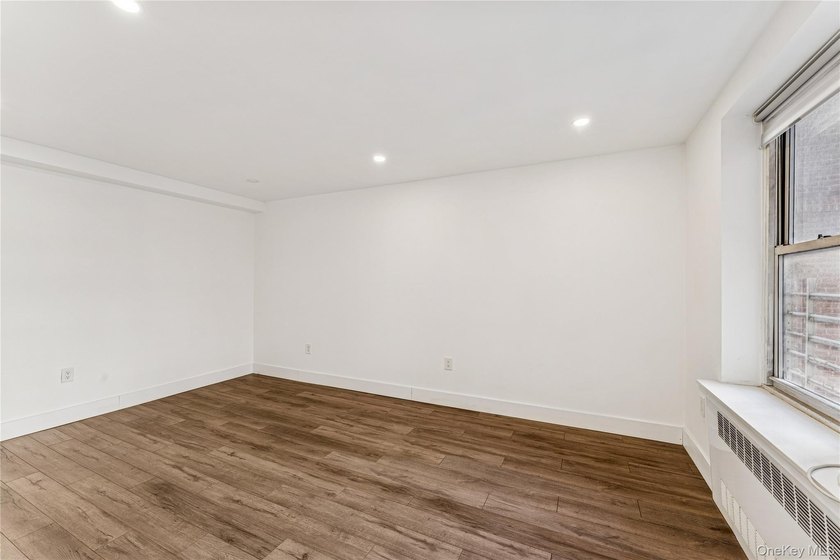 Elegant Forest Hills Living: Renovated Jr-4 Near Austin Street - photo 12