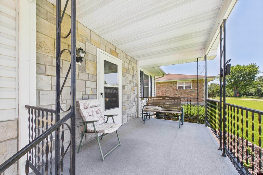 Move-in ready and impeccably clean! This super clean 3-bedroom - photo 12