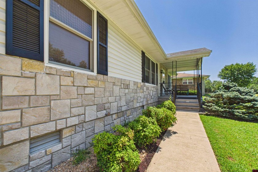 Move-in ready and impeccably clean! This super clean 3-bedroom - photo 13