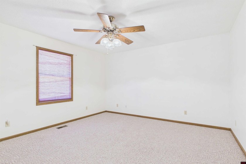 Move-in ready and impeccably clean! This super clean 3-bedroom - photo 14