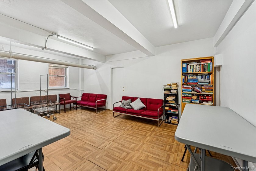 Elegant Forest Hills Living: Renovated Jr-4 Near Austin Street - photo 15