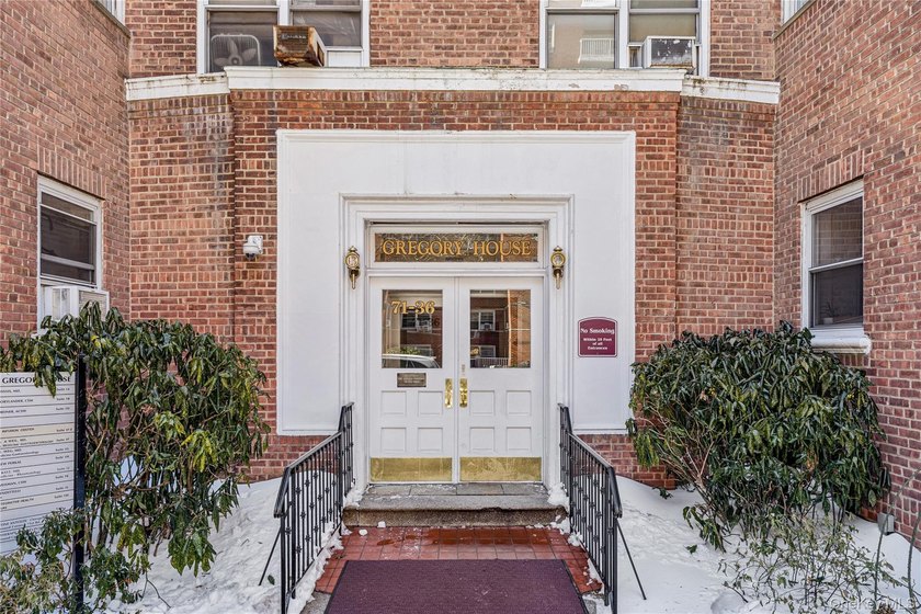 Elegant Forest Hills Living: Renovated Jr-4 Near Austin Street - photo 16