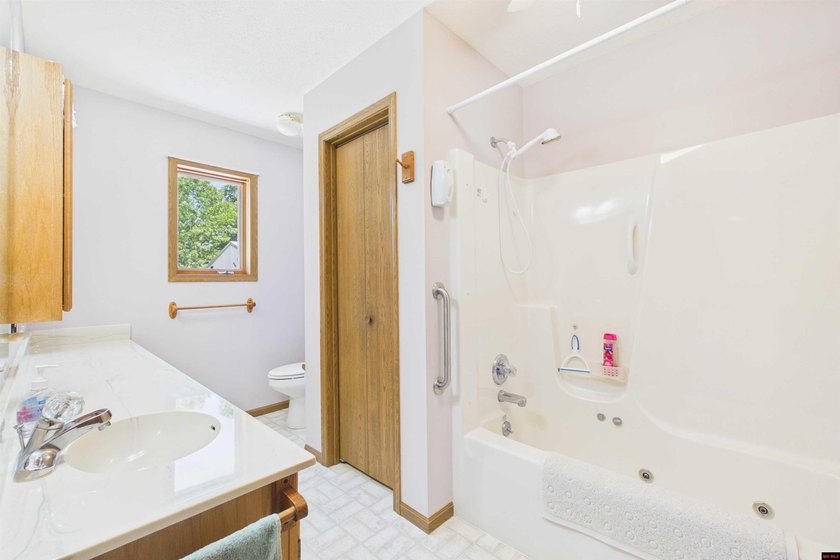 Move-in ready and impeccably clean! This super clean 3-bedroom - photo 16