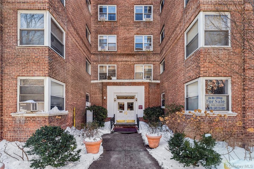 Elegant Forest Hills Living: Renovated Jr-4 Near Austin Street - photo 17
