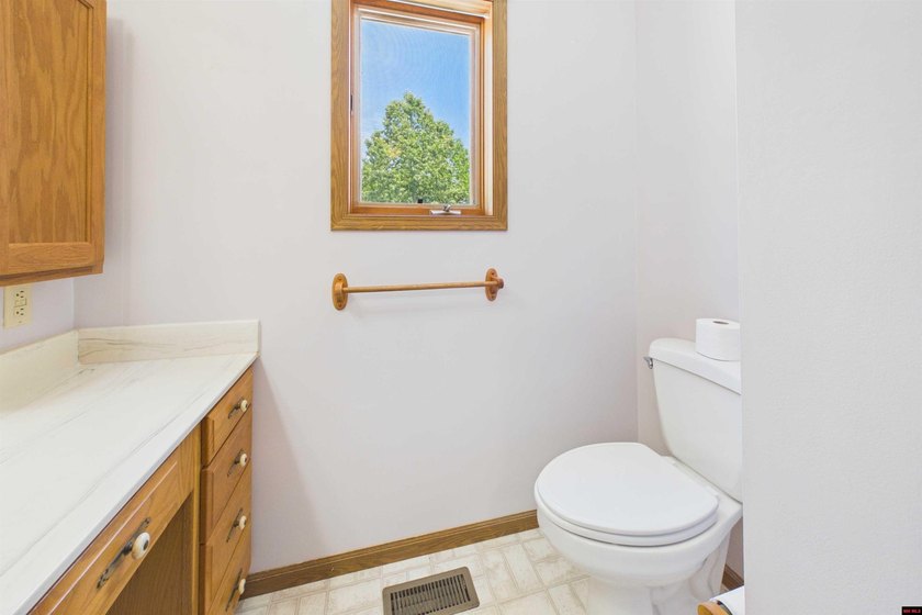 Move-in ready and impeccably clean! This super clean 3-bedroom - photo 17