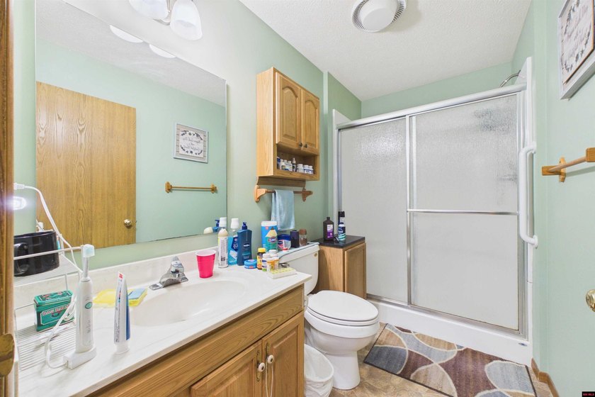 Move-in ready and impeccably clean! This super clean 3-bedroom - photo 18