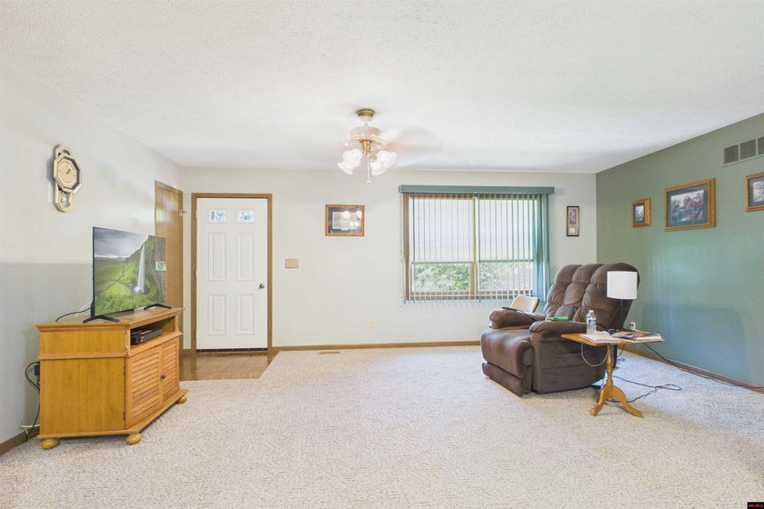 Move-in ready and impeccably clean! This super clean 3-bedroom - photo 23