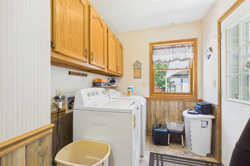 Move-in ready and impeccably clean! This super clean 3-bedroom - photo 30