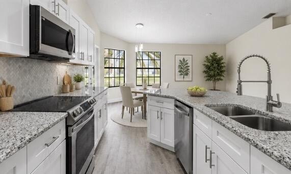 Welcome to this 3-bedroom, 2.5-bathroom single-story residence - photo 6