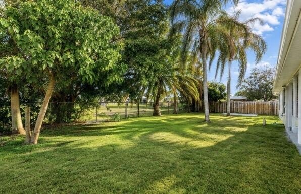Welcome to this 3-bedroom, 2.5-bathroom single-story residence - photo 10