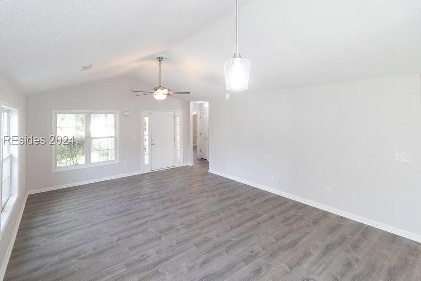 Welcome to 74 Bridgewater Drive, a beautifully maintained 3 - photo 2