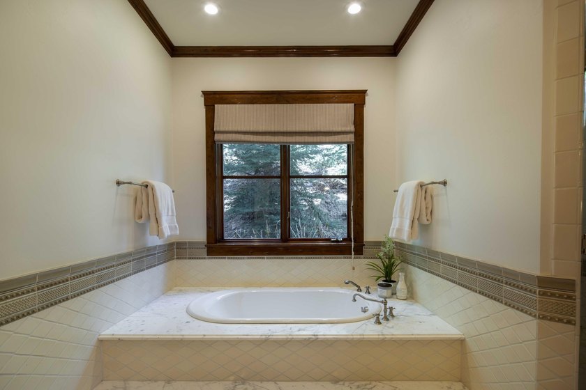 Location, Location, Location. ''Knob Hill Masterpiece'' High on - photo 26