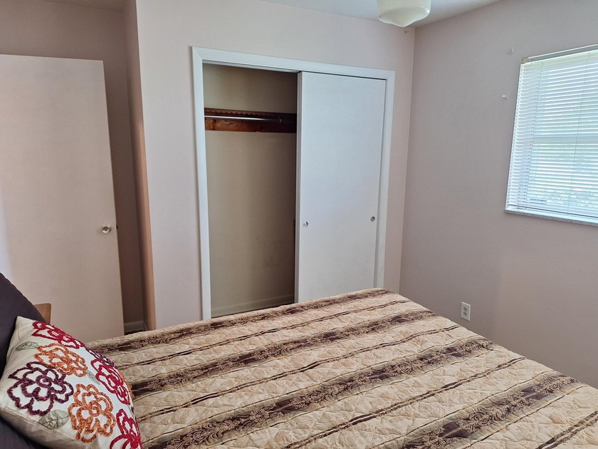 Welcome to this charming and beautifully maintained 3-bedroom - photo 27