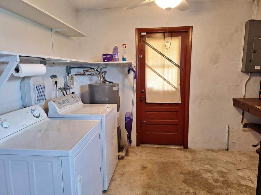 Welcome to this charming and beautifully maintained 3-bedroom - photo 30