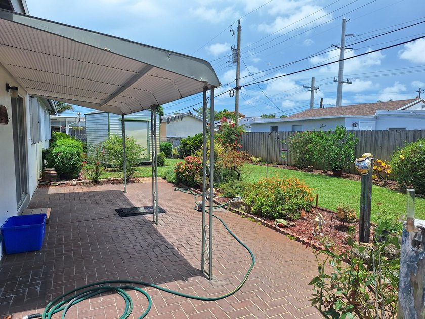 Welcome to this charming and beautifully maintained 3-bedroom - photo 32