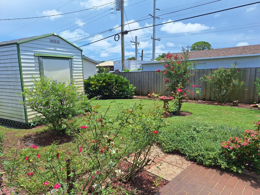 Welcome to this charming and beautifully maintained 3-bedroom - photo 34