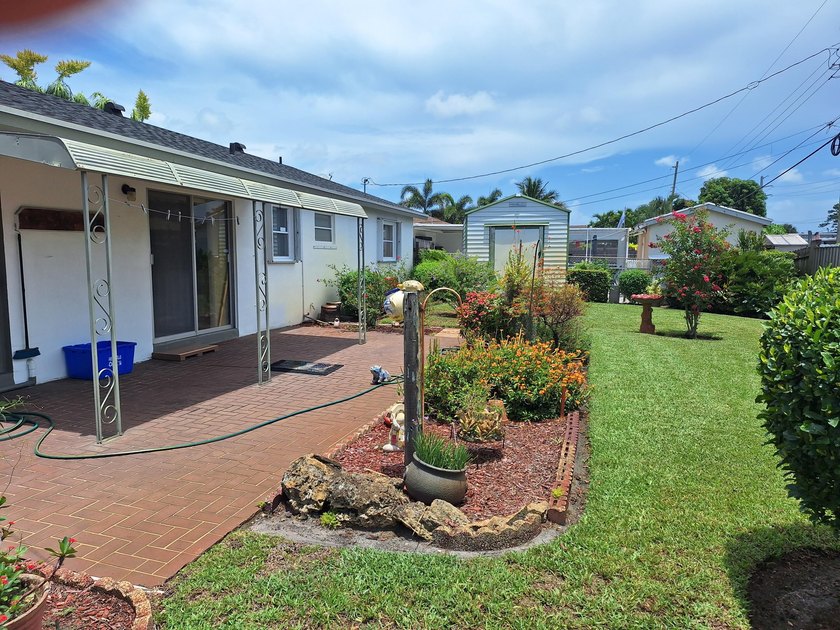 Welcome to this charming and beautifully maintained 3-bedroom - photo 39