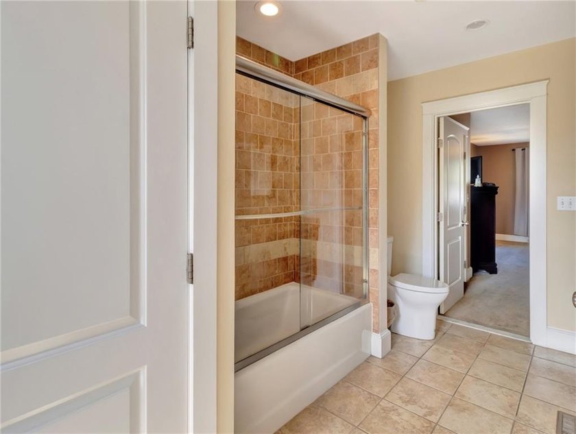 Beautiful condo in Tiverton, close to Fall River shopping &amp; - photo 19