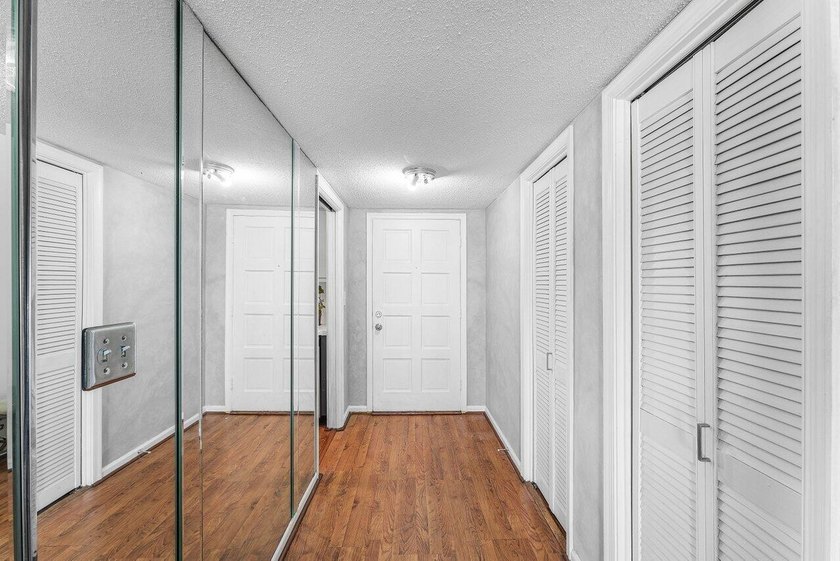Top floor corner unit with panoramic views of the golf course - photo 3
