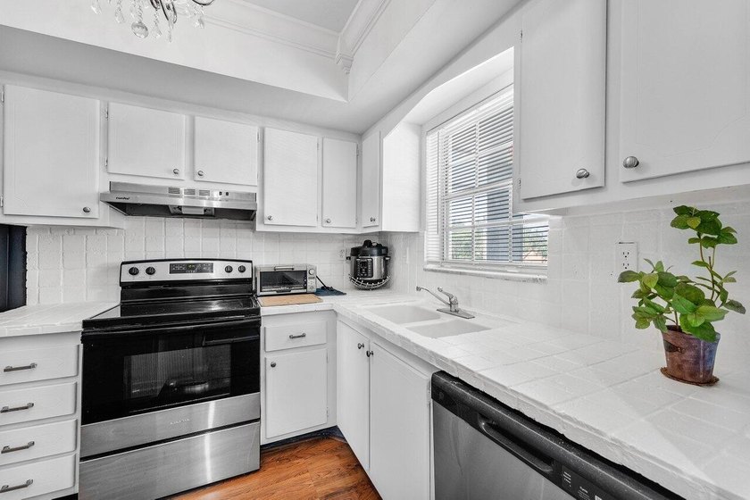 Top floor corner unit with panoramic views of the golf course - photo 7
