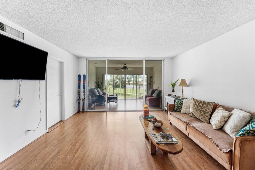 Top floor corner unit with panoramic views of the golf course - photo 9