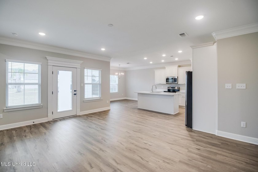 Like-new and fully move-in ready. Located on a large corner lot - photo 4