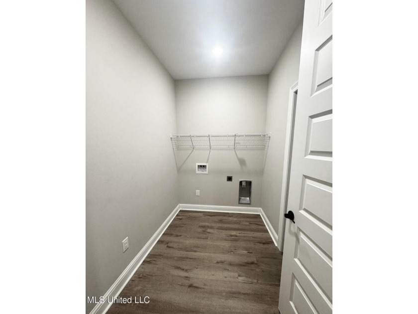 Like-new and fully move-in ready. Located on a large corner lot - photo 9