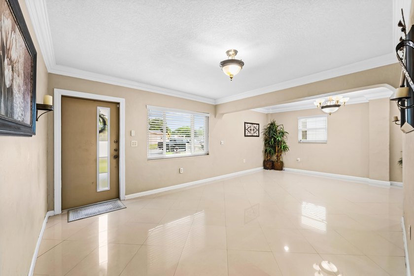 Beautifully maintained 3-bedroom, 2-bathroom one-story home - photo 8
