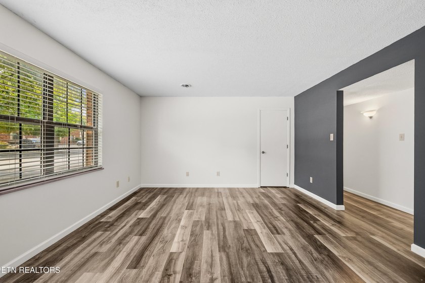 Move in ready, updated, one level living, main floor condo just - photo 3