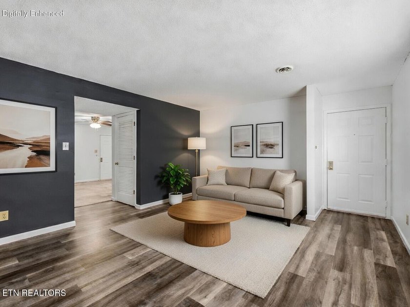 Move in ready, updated, one level living, main floor condo just - photo 5