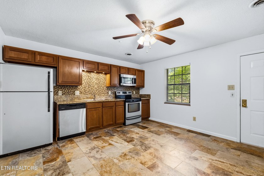 Move in ready, updated, one level living, main floor condo just - photo 7